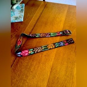 Embroidered belt made in Peru